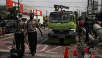 Polisi Olah TKP Kecelakaan Maut Truk Tabrak Tiang BTS Di Bekasi