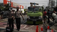 Polisi melakukan olah Tempat Kejadian Perkara (TKP) dengan kamera laser tiga dimensi di lokasi kecelakaan maut, tepatnya di depan Sekolah Dasar Negeri Kota Baru, Jalan Sultan Agung KM 28, Bekasi, Jawa Barat, Rabu (31/8/2022).