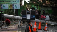 Kemudian, tiang BTS yang ditabrak oleh truk itu roboh dan menimpa mobil-mobil yang ada di jalan. Salah satunya menimpa sebuah mobil pikap. Sebanyak 30 orang menjadi korban dalam kecelakaan tersebut. Dari 30 orang, 10 di antaranya tewas.