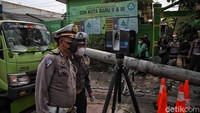 Polisi melakukan olah TKP dengan detil dan seksama. Kecelakaan terjadi saat jam anak-anak pulang sekolah. Hal itu dikarenakan peristiwa kecelakaan terjadi di SD Kota Baru II dan III Kota Bekasi. Diketahui, truk trailer tersebut membawa besi dari arah Kranji menuju Cakung.