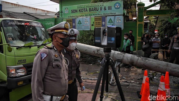 Polisi Olah Tkp Kecelakaan Maut Truk Tabrak Tiang Bts Di Bekasi