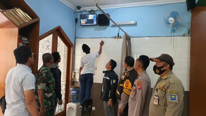 Polisi saat mengecek TKP pencurian kotak amal masjid