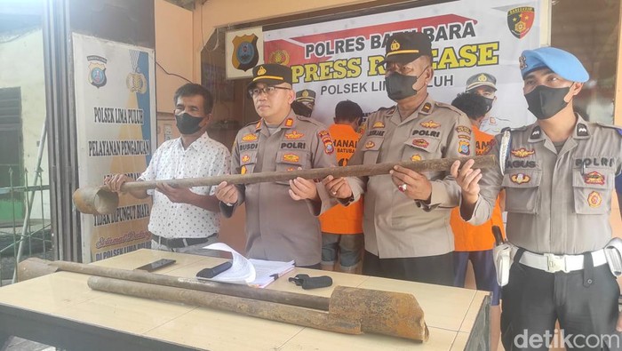Polsek Lima Puluh menggelar konferensi pers pengungkapan kasus pencurian tiang penyangga kabel optik.
