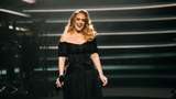 Raut Bahagia Adele Pose Bareng Piala Emmy Awards Pertamanya
