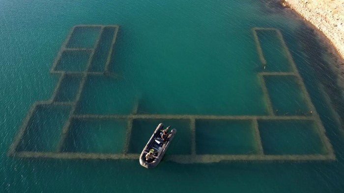 Potret Desa di Dasar Bendungan Irak yang Muncul Lagi Imbas Kekeringan An aerial view shows the remains of the submerged Gary Qasruka village, which was abandoned in 1985 and had partly resurfaced recently following a large drop in water level of the Dohuk Dam due to drought, in the northern Iraqi city of Dohuk in the autonomous Kurdish region on August 28, 2022. (Photo by Ismael ADNAN / AFP) (Photo by ISMAEL ADNAN/AFP via Getty Images)