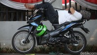 Para driver memiliki tempat masing-masing dalam menunggu orderan, mereka juga saling bertukar pikiran kala beristirahat.