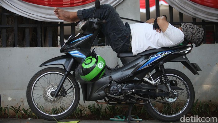 Potret Gojek Jadi Penopang Ekonomi Mitra Drivernya Ojek online kini menjadi mata pencaharian atau pekerjaan bagi para drivernya, berjaket hijau dan helm khas para driver siap mengantar para penumpang.