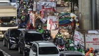 Jalanan Ibu Kota yang keras mereka hadapi demi menjemput rezeki.