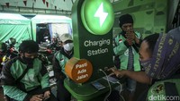 Para driver Gojek datang dari berbagai macam kalangan, ada driver yang menghabiskan waktu penuhnya untuk menarik orderan ada pula yang menjadikan ojol sebagai pekerjaan sampingan.