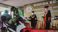 Salah satunya Farhan Dzulfiqar yang berhasil menyelesaikan kuliahnya meski sambil beraktivitas sebagai driver Gojek. Ia merupakan mahasiswa Ilmu Komunikasi di USAHID Jakarta, Farhan mengaku dapat membagi waktunya dengan baik. 