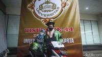 Bergabung dengan Gojek sejak 2016 ia tak meninggalkan bangku kuliahnya, uang hasil menjadi driver Gojek pun ia tabung untuk keperluan kuliah hingga lulus menjadi Sarjana.