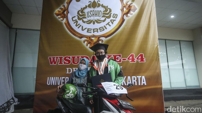 Potret Gojek Jadi Penopang Ekonomi Mitra Drivernya Ojek online kini menjadi mata pencaharian atau pekerjaan bagi para drivernya, berjaket hijau dan helm khas para driver siap mengantar para penumpang.