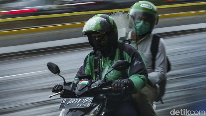 Ojek online kini menjadi mata pencaharian atau pekerjaan bagi para drivernya, berjaket hijau dan helm khas para driver siap mengantar para penumpang.
