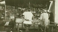 Begini suasana makan di warung makan pada tahun 1935. Dulu, warung makan selalu ramai namun kerap dirazia Belanda agar tidak jadi titik propaganda. Foto: Instagram @potretlawas