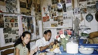 Ini adalah potret suami istri yang sedang makan di sebuah warung sederhana. Dinding warungnya ditempeli stiker dan foto-foto lawas. Foto: Instagram @perfectlifeid