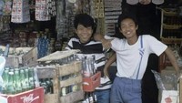 Potret jadul sekitar tahun 1980. Dua orang pemuda di warung kelontong, terlihat ada banyak bahan jualan mulai dari sembako hingga camilan. Foto: Instagram @perfectlifeid