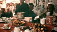 Beginilah suasana ngopi di warung kopi sekitar tahun 1930. Warung kopi ini juga dilengkapi dengan buah pisang sebagai camilan. Foto: Instagram @potretlawas