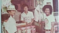Potret warung kelontong di awal tahun 1980. Terlihat warung ini menawarkan banyak makanan seperti kebutuhan sehari-hari. Foto: Ronald via Tempo Doeloe.