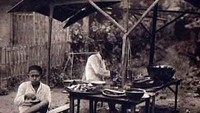 Hanya berupa renda dan meja sederhana, beginilah suasana warung makan di jaman dulu. Tampak seorang pemuda menikmati makanan di warung tersebut. Foto: Instagram @potretlawas