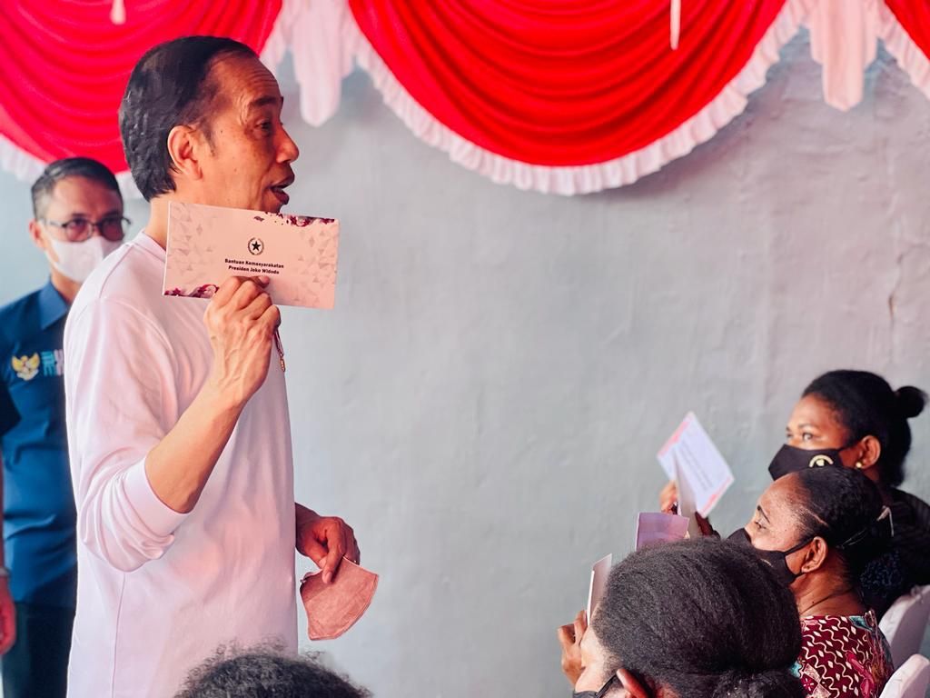 Presiden Joko Widodo didampingi Ibu Iriana Joko Widodo menyerahkan bantuan langsung tunai (BLT) bahan bakar minyak (BBM) untuk pertama kalinya di Kantor Pos Cabang Sentani, Kabupaten Jayapura, pada Rabu, 31 Agustus 2022. (Dok: Biro Pers Sekretariat Presiden)