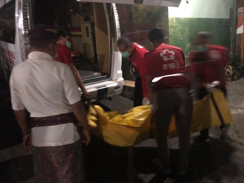 Pria Surabaya ditemukan tewas di dalam kos di Jalan Muding Buit, Geng Bandar Macun, Nomor 1A, Lingkungan Muding Kelod, Kelurahan Kerobokan Kaja, Kecamatan Kuta Utara, Kabupaten Badung.