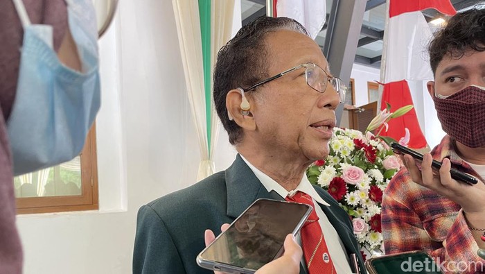 Spesialis penyakit dalam subspesialis hematologi-onkologi (Kanker) dari Pengurus Besar Ikatan Dokter Indonesia (IDI) sekaligus penemu kasus HIV pertama di RI pada 1980-an, Prof Zubairi Djoerban