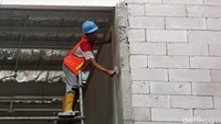 Diketahui, PT TransJakarta menutup sementara sembilan halte TransJakarta saat proses konstruksi revitalisasi halte yang akan berlangsung sekitar enam bulan. Salah satu halte yang tengah dalam proses revitalisasi adalah Halte TransJakarta Bundaran Hotel Indonesia (HI).