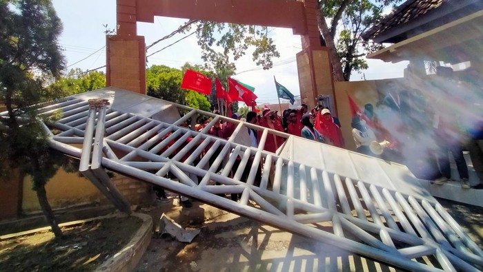 Puluhan mahasiswa di Kabupaten Dompu, Nusa Tenggara Barat (NTB), mengamuk dan merusak fasilitas Kantor DPRD Dompu, Rabu (31/8/2022).