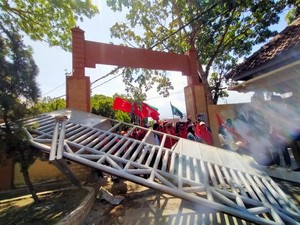 Mahasiswa Ngamuk Rusak Kantor DPRD Dompu, Apa Pemicunya?