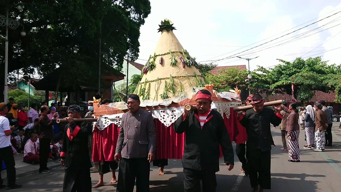 Puncak peringatan Hari Jadi Ke-828 Trenggalek ditandai dengan prosesi upacara adat yang digelar di Pendapa Manggala Praja Nugraha.