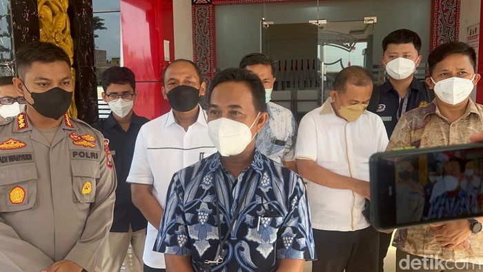 Putut saat memberikan keterangan usai bertemu Kapolda Sumut.  (Datuk Haris/detikSumut)