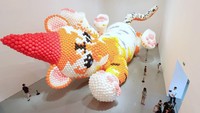 Lanjut, ada instalasi seekor harimau yang dibuat dari balon. Karya ini merupakan buah pikiran dari seniman asal Belanda Florentjin Hofman yang dipajang di Beijing, China, pada 6 Agustus 2022 lalu.