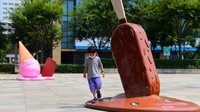 Lalu, ada instlasi berbentuk es krim yang melelh di Hangzhou, China, pada 2 Agustus 2022. Instalasi ini dibuat untuk mengingatkan warga soal gelombang panas yang menerjang China belum lama ini.
