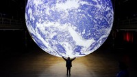 Berikutnya, ada sebuah instalasi planet Bumi karya seniman Inggris Luke Jerram yang dipamerkan di Hartlepool, pada 6 Juli 2022 lalu. Unik banget.