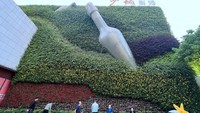 Sebuah dinding di Chengdu, China, pada 12 April 2022, menampilkan instalasi botol raksasa. Bukan botol biasa, botol tersebut merupakan botol berisikan surat lho.