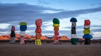 Ugo Rondinone, seniman asal Swiss membuat instalasi berupa bongkahan batu warna-warni yang disusun sedemikian rupa di Las Vegas, Amerika Serikat, pada 15 Juli 2022.