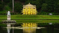 Sebuah kuil di Ripon, Inggris, terlihat mengeluarkan ornamen runcing berwarna kuning bak ledakan. Karya ini merupakan buah pikiran dari Steve Messam yang dipamerkan pada 9 Juli 2022.