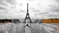 Seorang seniman dan fotografer Prancis, Jean Rene membuat instalasi berupa kolase fotografi di depan Menara Eiffel. Instalasi ini menciptakan ilusi optik yang menggambarkan jurang dengan latar belakang Menara Eiffel. Karya ini dipamerkan pada 4 Juni 2021 lalu.