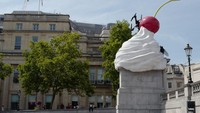 14 Agustus 2022 lalu, seorang seniman bernama Heather Phillipson memajang karya instalasinya di kawasan Trafalgar Square, London, Inggris. Ia membuat whipped cream lengkap dengan buah ceri dan ornamen lainnya seperti lalat dan drone.