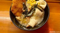 Ada dua varian ramen yang ditawarkan di sini, yakni ramen kuah dan dry ramen atau ramen kering. Seporsi ramen kuah dibanderol dengan harga Rp 12.000. Foto: detikcom
