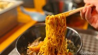 Ada cerita di balik penamaan gerai ramennya, yakni Ramen Kakek Jepang. Devid sang owner mengatakan bahwa itu terinspirasi dari resep ramen yang didapatkan dari seorang kakek. Foto: detikcom