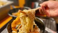 Ramen Kakek Jepang mengusung konsep gerobakan kaki lima. Mereka ingin membawa kelezatan ramen yang banyak ada di mall ke pinggir jalan. Foto: detikcom