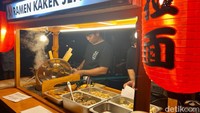Di kawasan Gandaria, ada gerai ramen gerobakan yang mangkal di pinggir jalan. Gerai ini bernama Ramen Kakek Jepang. Foto: detikcom