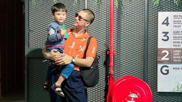 Dikenal dan populer lewat sinetron 'Ganteng-ganteng Serigala' kini penampilannya bak oppa Korea.