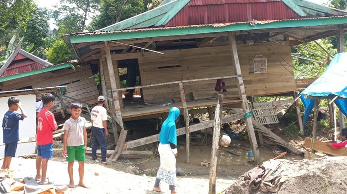 Rumah warga di Enrekang rusak akibat tanah bergerak.