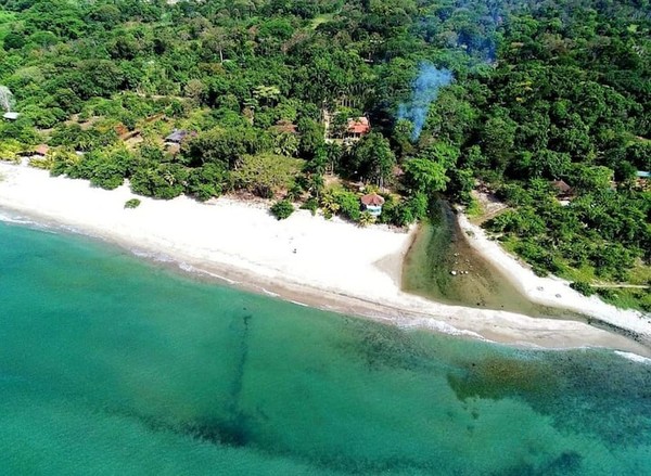 Sambo Creek yang terletak sekitar 15 kilometer dari timur La Ceiba di Laut Karibia. Sambo Creek juga diketahui berada di zona penyangga Taman Nasional Nombre de Dios. Foto: Airbnb Sambo Creek yang terletak sekitar 15 kilometer dari timur La Ceiba di Laut Karibia. Sambo Creek juga diketahui berada di zona penyangga Taman Nasional Nombre de Dios. Foto: Airbnb