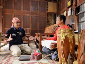 Sandiaga Berikan Alat Produksi ke Pengrajin Kendang di Gunung Kidul