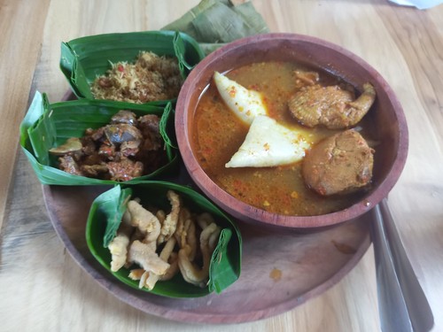 Satu porsi ketupat pesor, kuliner khas Desa Beratan Samayaji, Kelurahan Beratan, Kecamatan Buleleng, Kabupaten Buleleng, Bali.