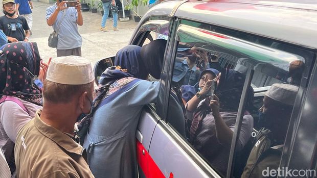 Sebuah truk kontainer bermuatan besi dan beton mengalami kecelakaan di depan SD Kota Baru II dan III di Kranji, Kota Bekasi. (M Hanafi/detikcom)