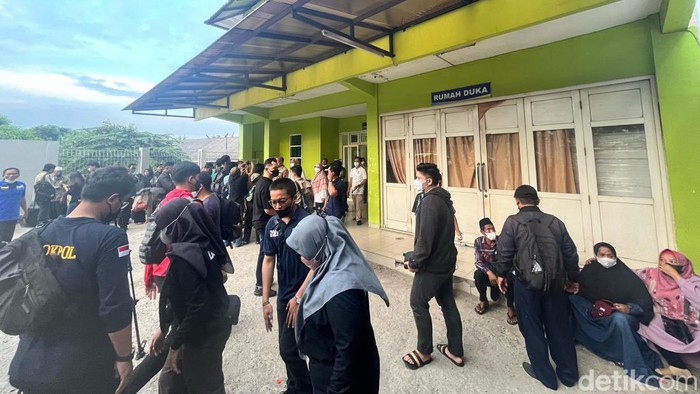 Sebuah truk kontainer bermuatan besi dan beton mengalami kecelakaan di depan SD Kota Baru II dan III di Kranji, Kota Bekasi. (M Hanafi/detikcom)